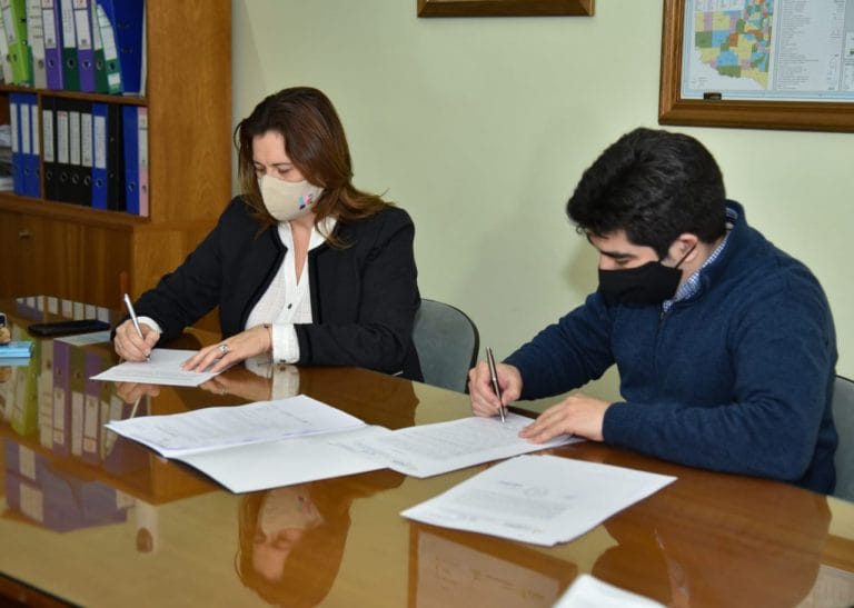 Alonso firmó convenio obra de colectora cloacal para General Pico