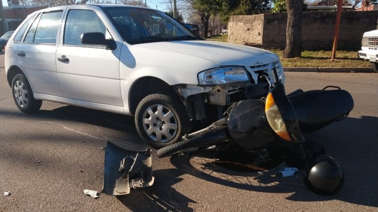 Joven motociclista hospitalizado tras chocar con un auto en 23 y 34