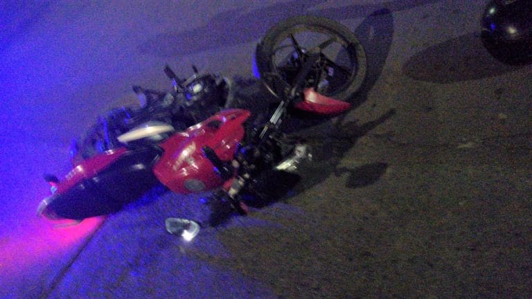 Choque entre camioneta y moto en calles 14 y 13: Una mujer fue trasladada al Hospital