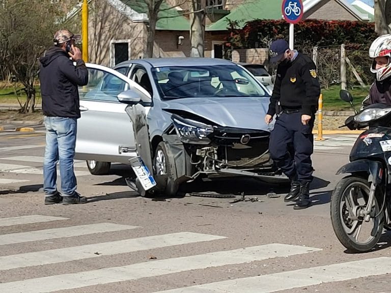 Fuerte choque de dos vehículos en Avenida San Martín y calle 115