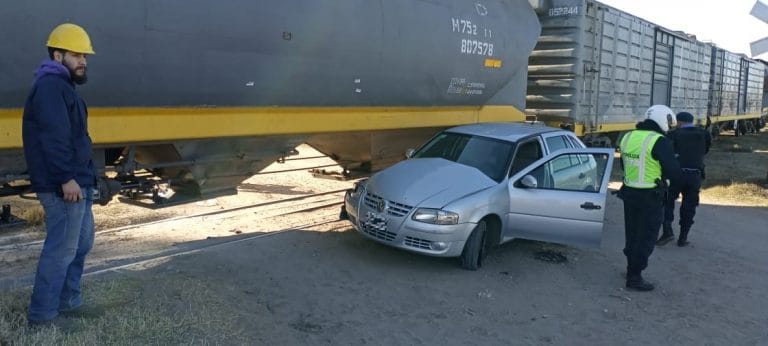 General Pico: Por un desperfecto con el auto, quedó justo arriba de las vías del tren y éste terminó chocandolo