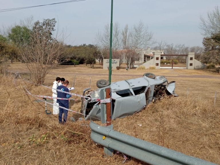 Autopista Córdoba-Carlos Paz: Ebrios, escaparon de un control de la Caminera, volcaron y uno de ellos murió