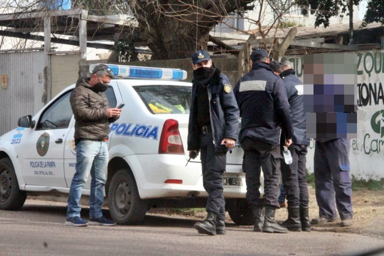 La policía realizó procedimiento y notificó 10 personas que estaban reunidas para comer un asado