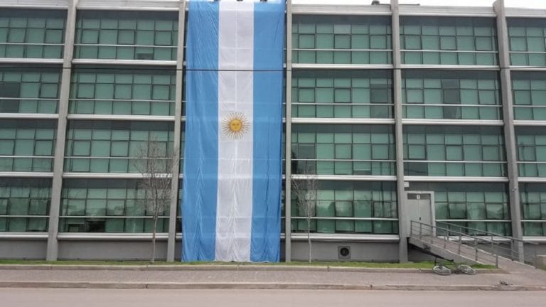Una gran bandera en memoria de San Martín en el Centro Judicial de Santa Rosa