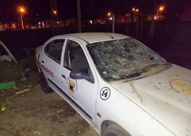 General Acha: Delincuentes rompieron todos los vidrios de un auto de los Bomberos Voluntarios