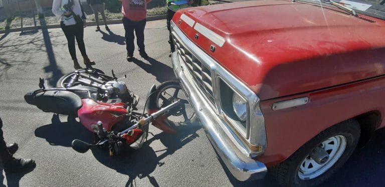 Choque entre moto y camioneta: Una mujer fue hospitalizada con fuertes golpes