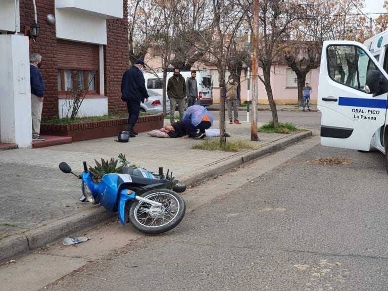 Motociclista sufrió fuertes golpes y tuvo que ser trasladado al hospital