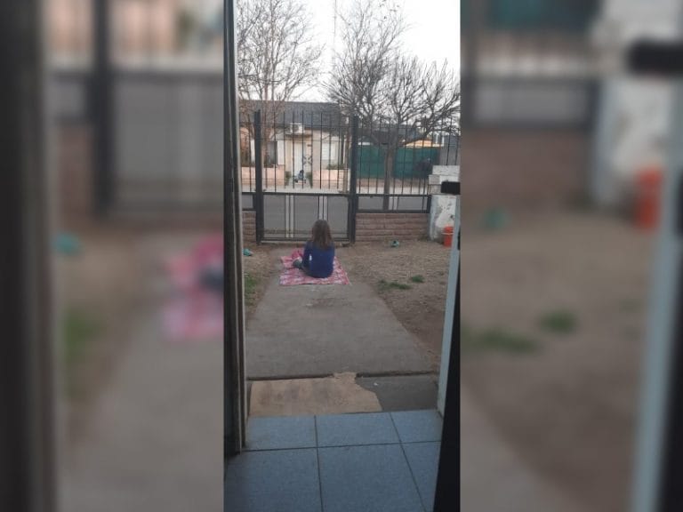 Una tierna postal del barrio Federal: “Jugando con su vecina, respetando el distanciamiento” y dando el ejemplo a todos