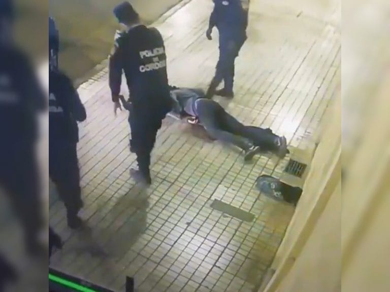 Córdoba: un policía desmayó a trompadas a un joven durante un control