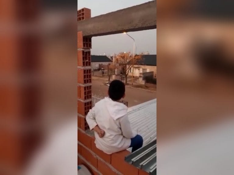 El ingenio durante la cuarentena: Niños juegan al “piedra, papel o tijera” respetando la distancia en barrio Federal