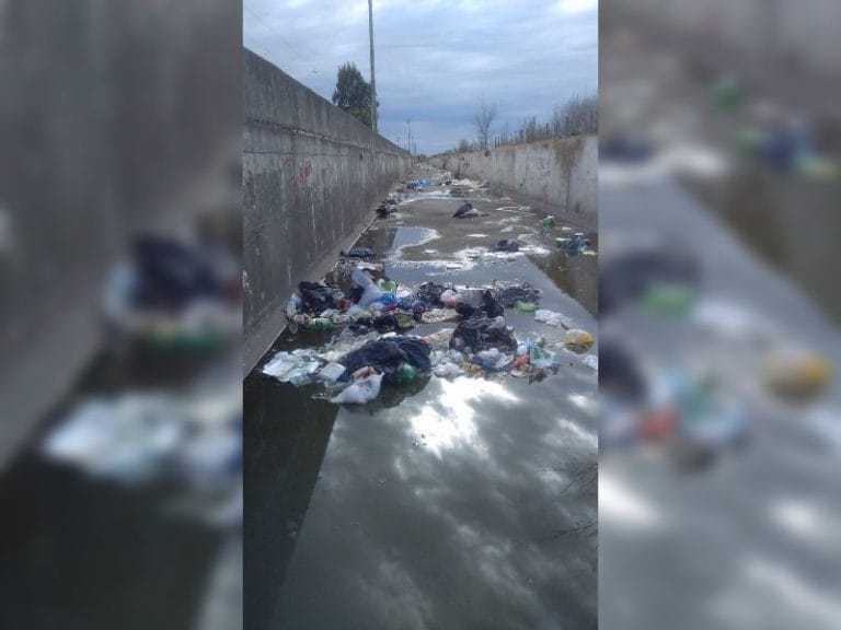 Realizan limpieza de canales de desagües en diversos sectores de la ciudad