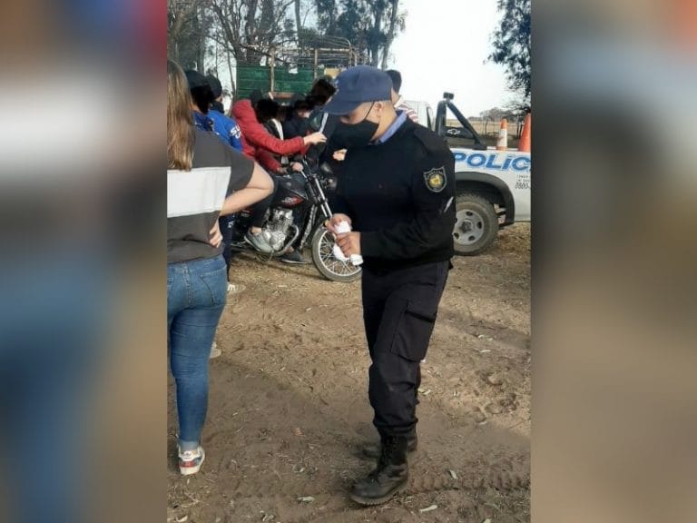 La Policía notificó a 12 jóvenes que se encontraban festejando un cumpleaños en Quetrequén