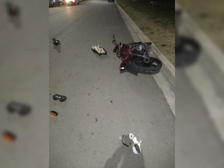 Accidente entre auto y moto en calle 440 y 409: Un hombre y una mujer embarazada fueron trasladados al Hospital