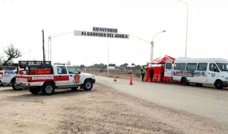 Algarrobo del Águila: Bomberos, Policía y Salud siguen trabajando en equipo en el retén de ingreso a la localidad