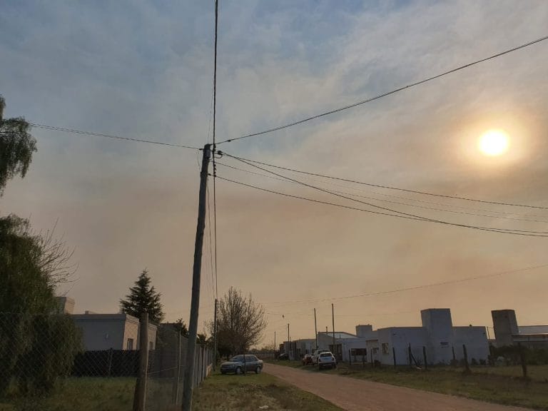 Foto del atardecer piquense: El sol cubierto por la nube de humo producto del incendio en zona rural de Rancul