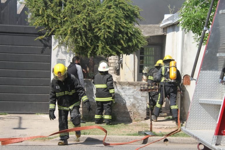Bomberos acudió a un incendio de un galpón y pudo controlar rápidamente el fuego
