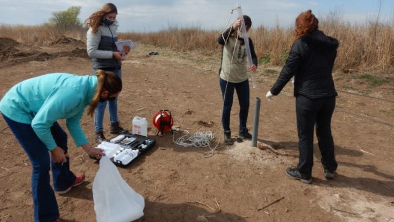 Tomaron muestras de agua subterránea cerca de Vértiz, donde se encontraron enterrados los bidones de agroquímicos