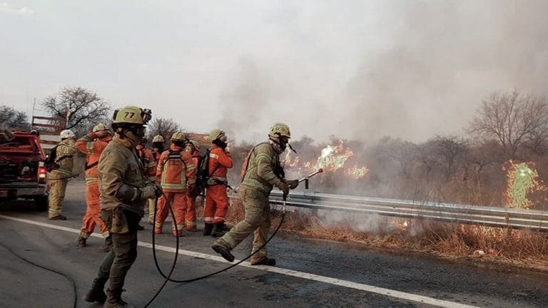 Continúa el combate de los incendios en las sierras chicas de Córdoba
