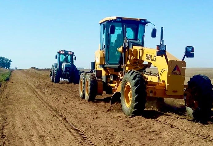 Trabajan en la construcción y la reparación de caminos vecinales