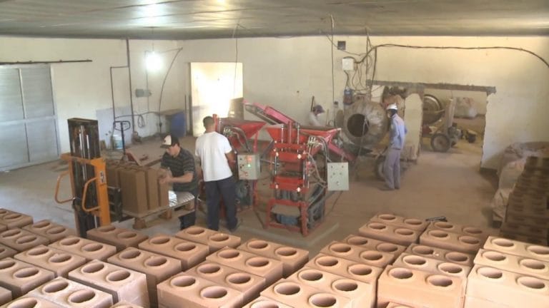 La producción de bloques de tierra comprimida BTC ya es una realidad en General Pico: “Una nueva forma de construir segura, sustentable y a menor costo”
