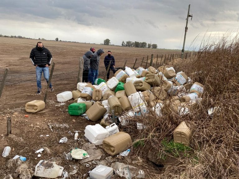 Detectaron 260 bidones de glifosato durante importante allanamiento en un campo cerca de Metileo