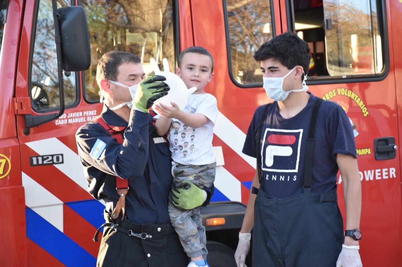 ¡Emotivo gesto!: Bomberos Voluntarios de General Pico asistieron a un pequeño niño que había sufrido un accidente y necesitaba ayuda