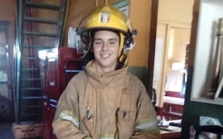 Santa Fe: Bombero de 18 años murió al volcar una autobomba que se dirigía a un incendio