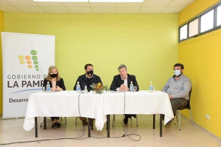 Brindan créditos a trece proyectos de economía social en Ataliva Roca