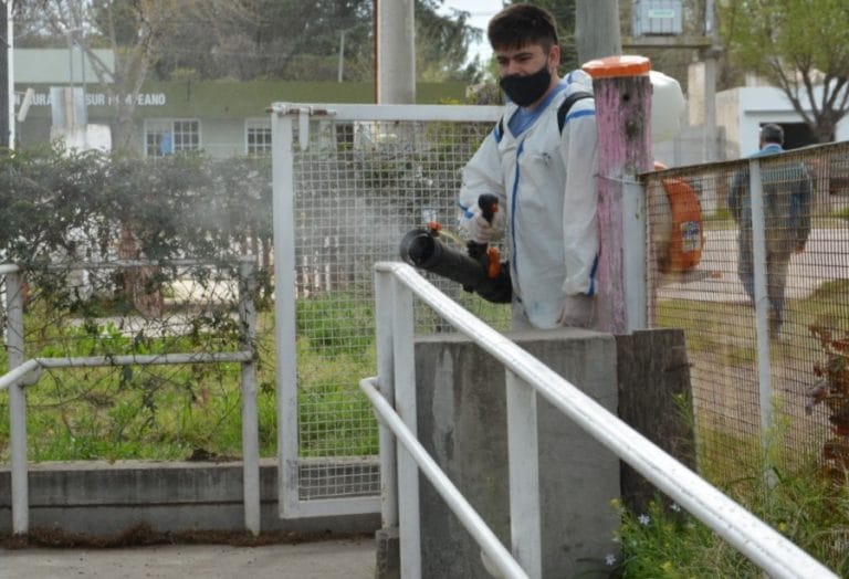 COVID-19: Se realizaron tareas de desinfección en distintas instituciones y espacios públicos de La Adela