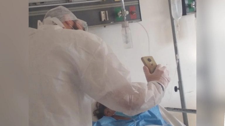 Coronavirus: un médico residente de La Plata ayudó a que cinco hijos despidieran a su mamá por videollamada