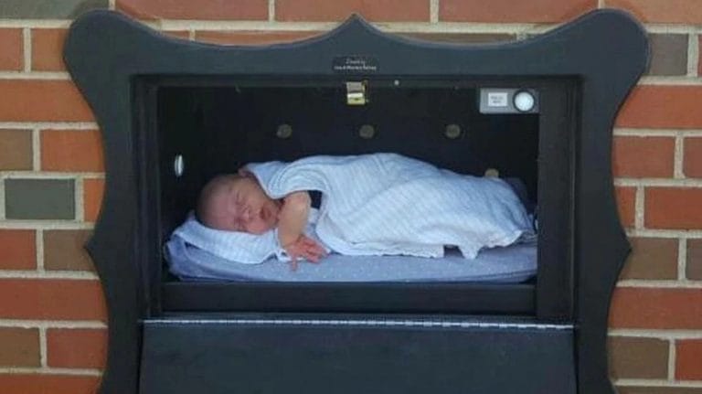 Polémica iniciativa en Bélgica: autorizan el primer buzón para abandonar bebés de forma anónima