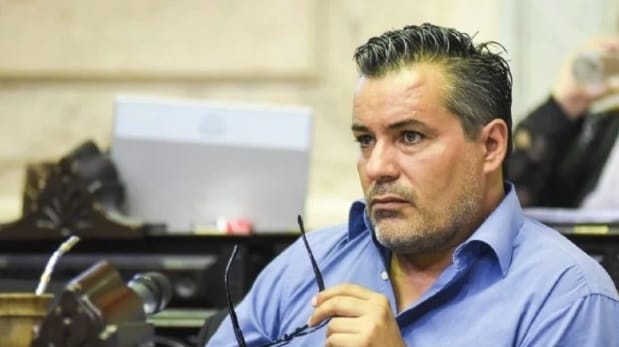 Escándalo en el Congreso: Suspenden a un diputado porque le besó los pechos a una mujer en plena sesión virtual