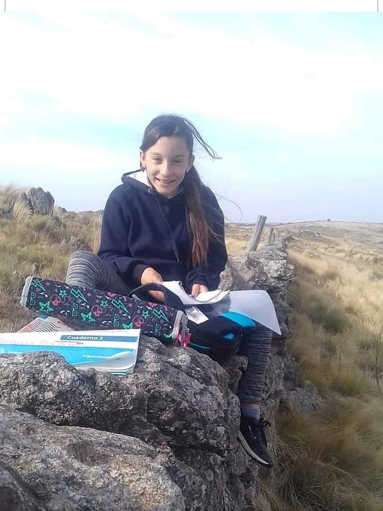 Sin señal, caminaba 3 kilómetros para hacer la tarea pero una empresa anónima le instaló una antena para que pueda estudiar