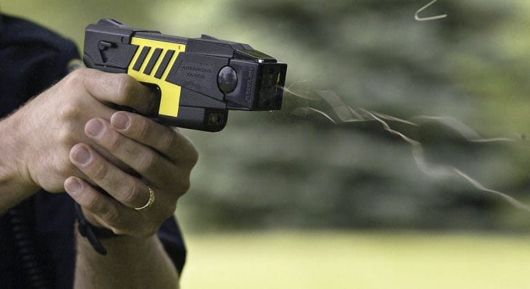 Mientras el Gobierno rechaza el uso de las Taser, Santilli confirmó que comprará 300 para la Policía de la Ciudad de Buenos Aires