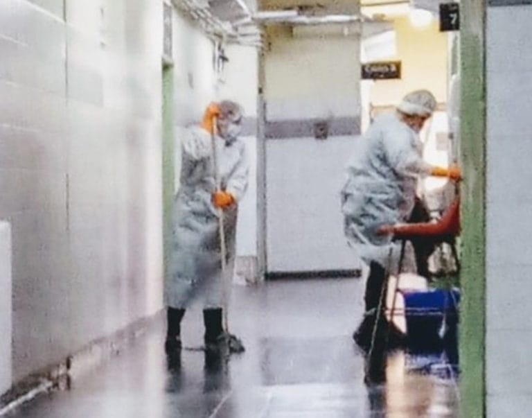 La profunda reflexión de un Policía piquense que se emocionó al ver trabajar al personal de limpieza del Hospital: “Sinceramente me corrió una lágrima, incansables mujeres… las bendigo”
