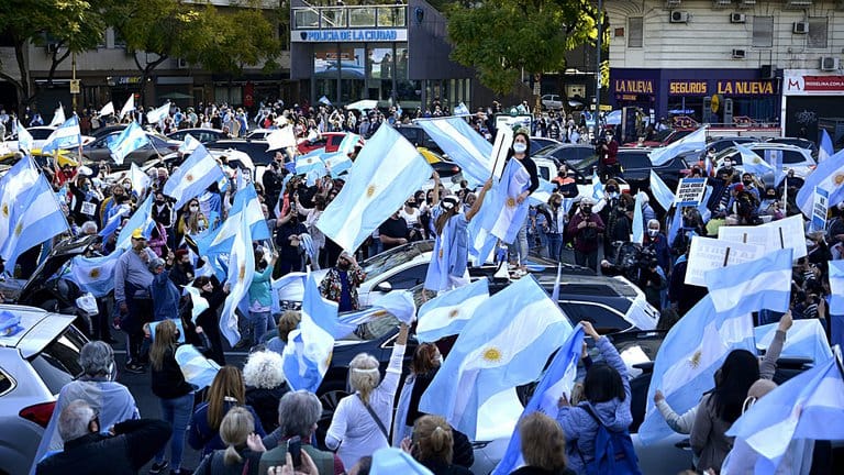 Se realiza un banderazo en contra del Gobierno nacional en distintos puntos del país