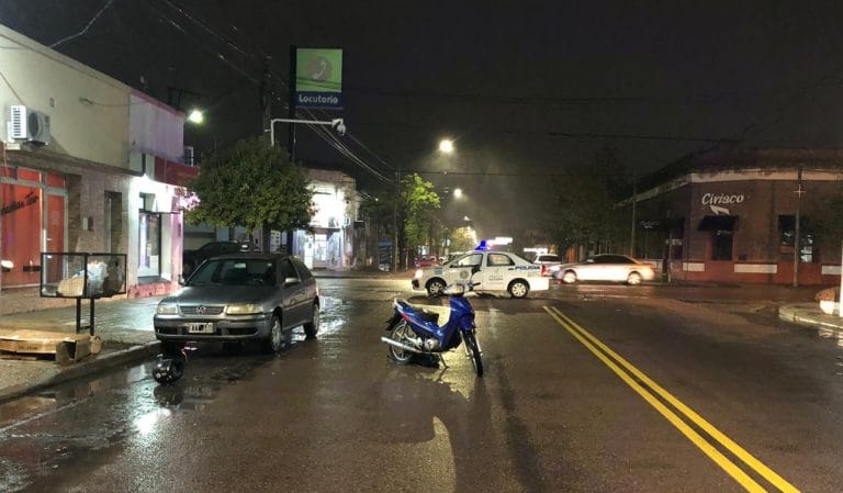 Una mujer circulaba en moto junto a su hija cuando desde un auto estacionado abrieron una puerta y terminaron cayendo a la cinta asfáltica