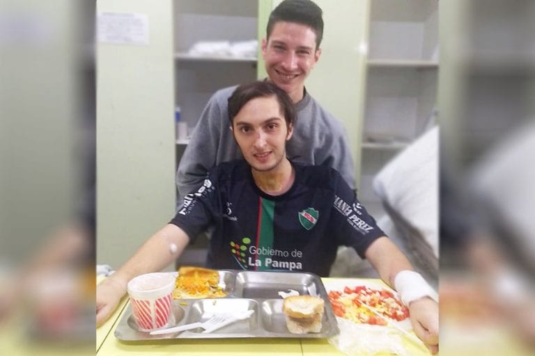 “Tomi” Cisneros continúa con su rehabilitación: “Volvió a nacer, su mente está intacta” y “les pido que sigan rezando” aseguró su madre
