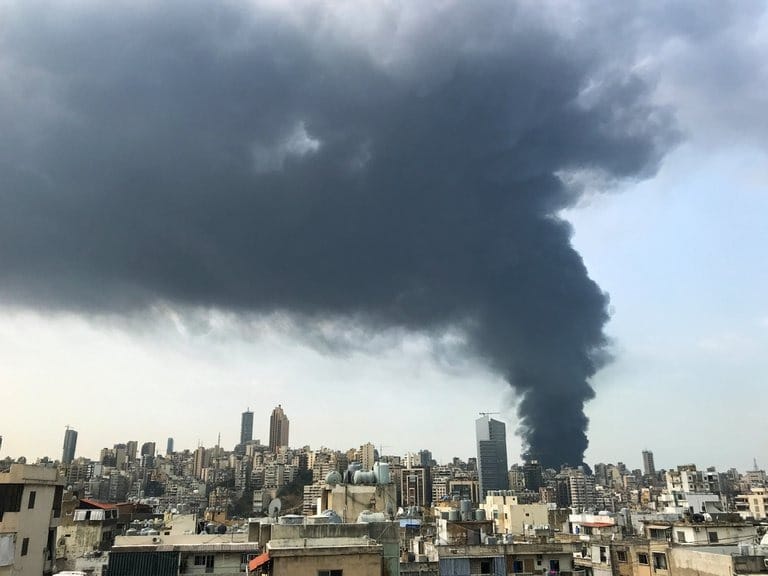 Líbano: un incendio estalló en el puerto de Beirut un mes después de la explosión que mató a casi 200 personas