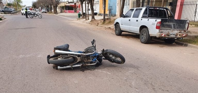 Una motociclista chocó a un niño de 9 años que iba en bicicleta: Sólo fue hospitalizada la mujer con una fractura en el codo, mientras que el menor no sufrió ningún tipo de lesión