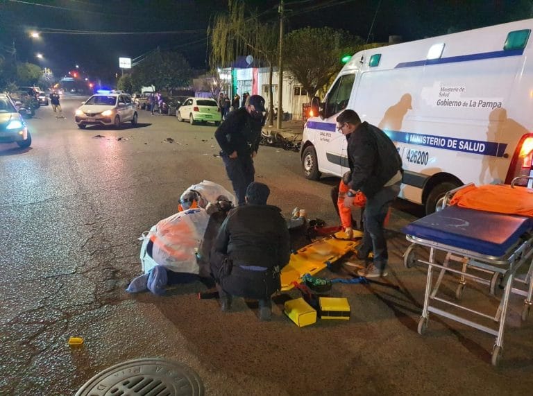 Fuerte choque entre un auto y una moto en calle 2 y 11: El motociclista fue trasladado al Hospital