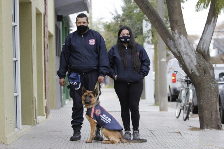 Roque y su perra “Kia” trabajan intensamente para lograr la certificación y transformar el animal en una “perra de Rescate”