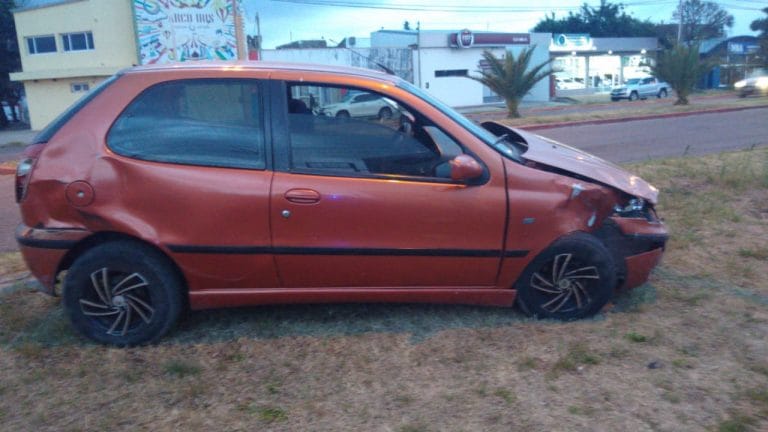 Fuerte choque entre dos autos en calle 120 y 9: Una mujer fue trasladada al Hospital