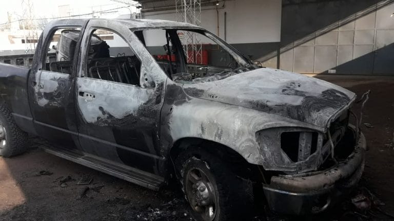 Comisaría Primera intervino en un hecho de abigeato en el predio de la Facultad de Veterinarias y trabajó durante la madrugada para sofocar el incendio de una camioneta