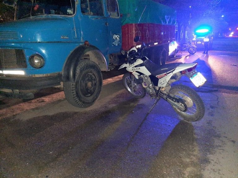 Se topó con un auto que ingresaba a un garage, perdió el control de la moto y terminó hospitalizado