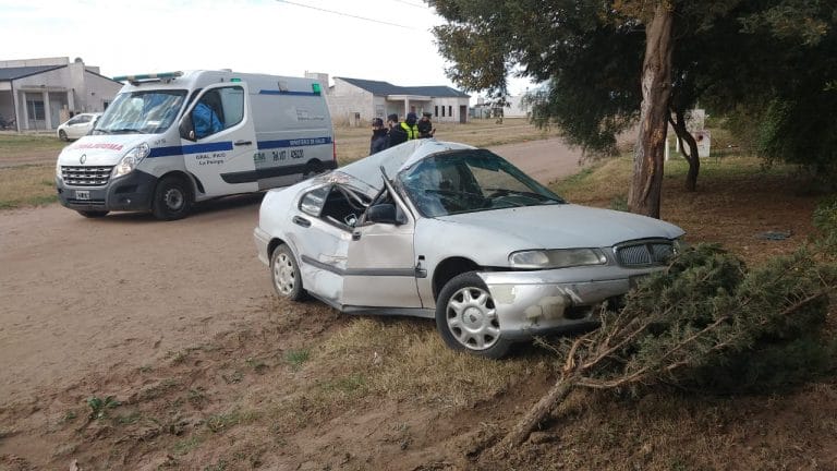 Choque y vuelco en calle 500: Dos personas hospitalizadas y un auto destrozado