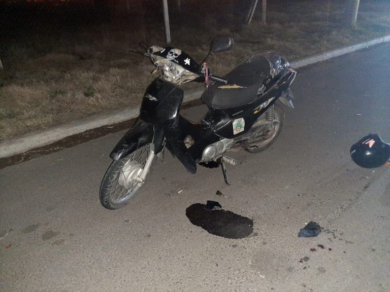 Un hombre fue atropellado por una moto y debió ser trasladado al hospital