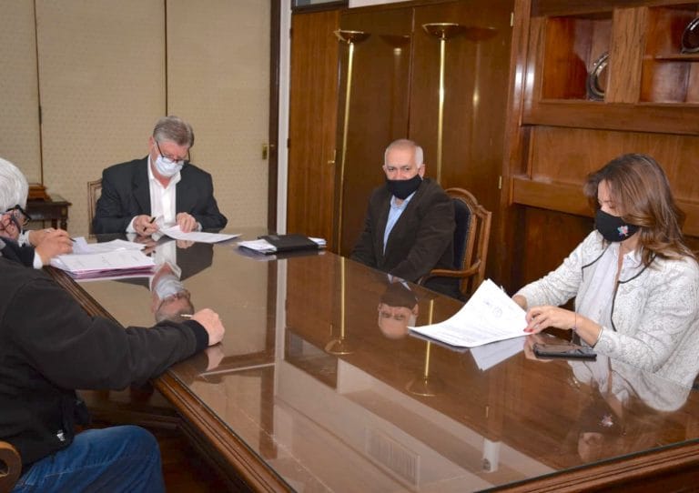 Fernanda Alonso firmó el contrato de repavimentación del casco urbano y 75 nuevas cuadras para General Pico por $ 540 millones
