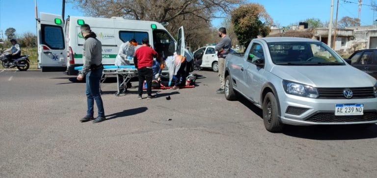 Una mujer hospitalizada tras impactar una moto y una camioneta