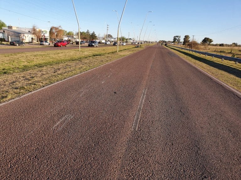 Jóvenes perdieron el control de una motocicleta y terminaron cayendo en la Avenida Brunengo y calle 303: Una menor fue hospitalizada